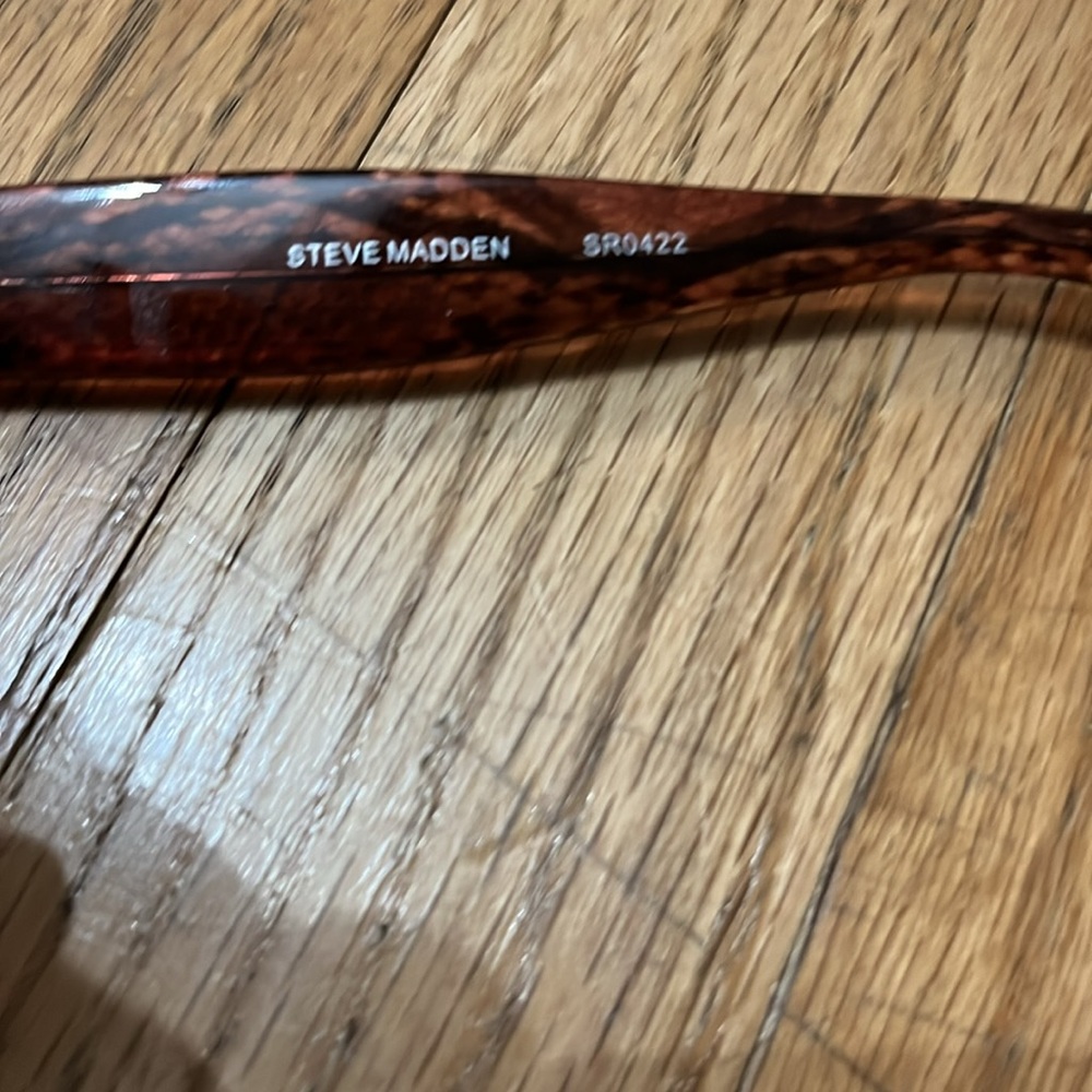 Steve Madden Sunglasses - Picture 3 of 4